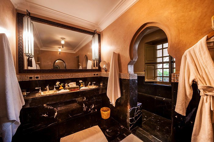 Lodge K Hotel Spa — Bathroom