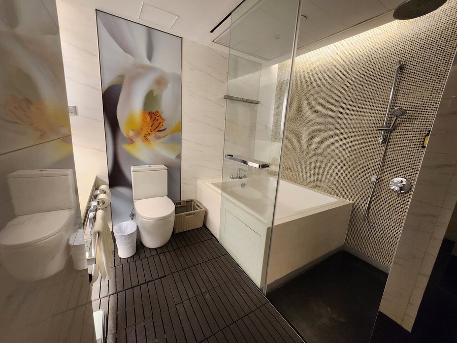 Lodgewood By Nina Hospitality I Mong Kok — Bathroom