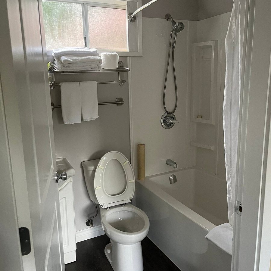 Lodgings at Pioneer Lane — Bathroom