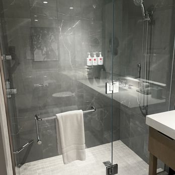 Loews Arlington Hotel — Bathroom