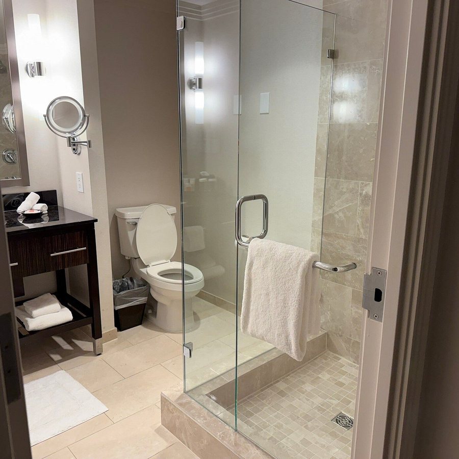 Loews Atlanta Hotel — Bathroom