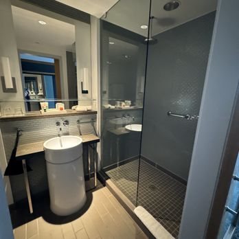 Loews Chicago O Hare Hotel — Bathroom