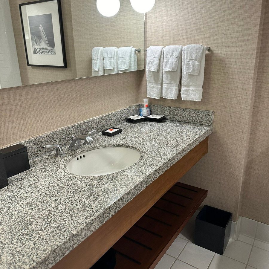 Loews Hollywood Hotel — Bathroom