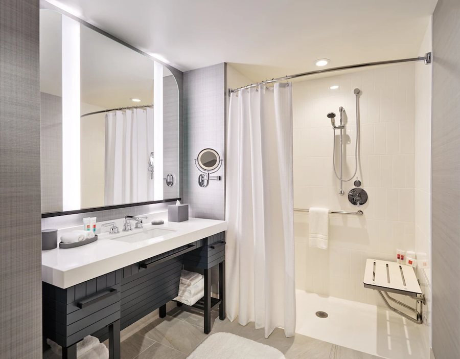 Loews Kansas City Hotel — Bathroom