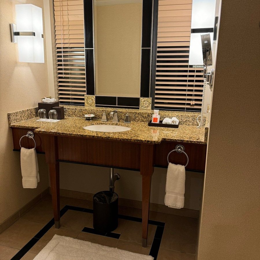 Loews New Orleans Hotel — Bathroom