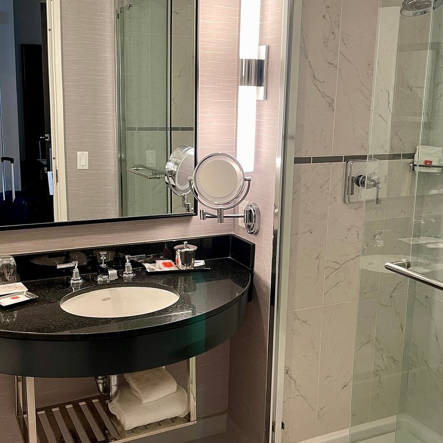 Loews Philadelphia Hotel — Bathroom