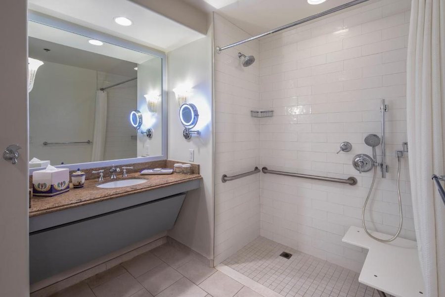 Loews Portofino Bay Hotel — Bathroom