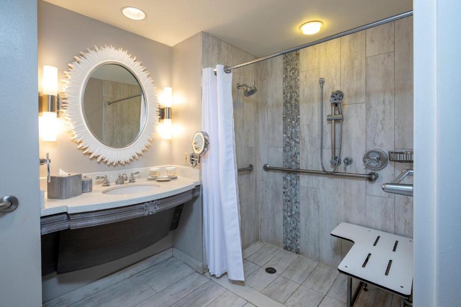 Loews Royal Pacific Resort Orlando Florida — Bathroom