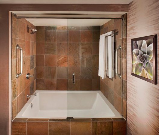 Loews Ventana Canyon Resort — Bathroom