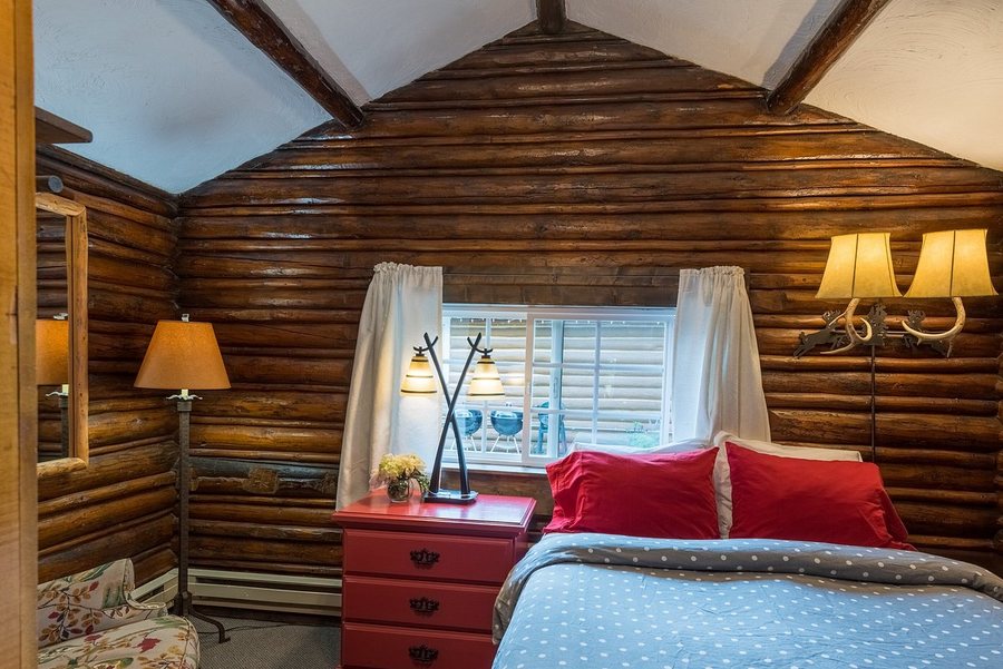 Log Cabin Motel — Guest room