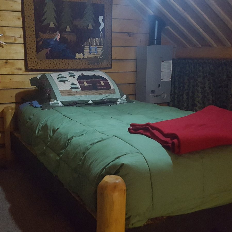 Log Cabin Wilderness Lodge — Guest room