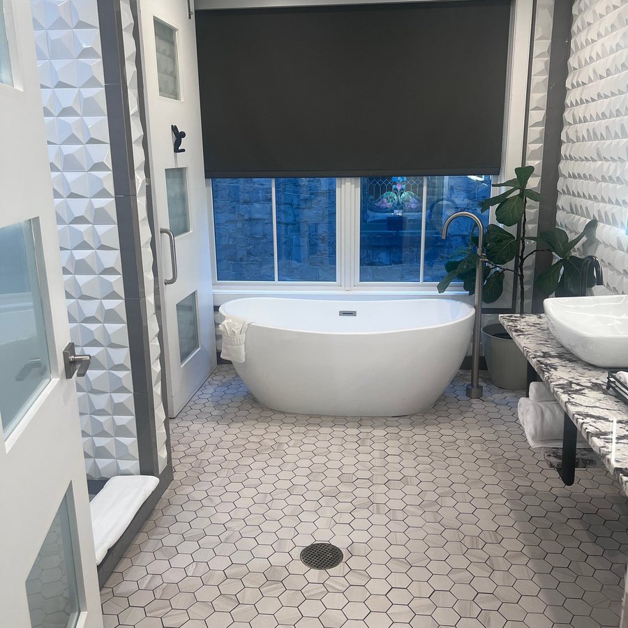 Logan Inn — Bathroom