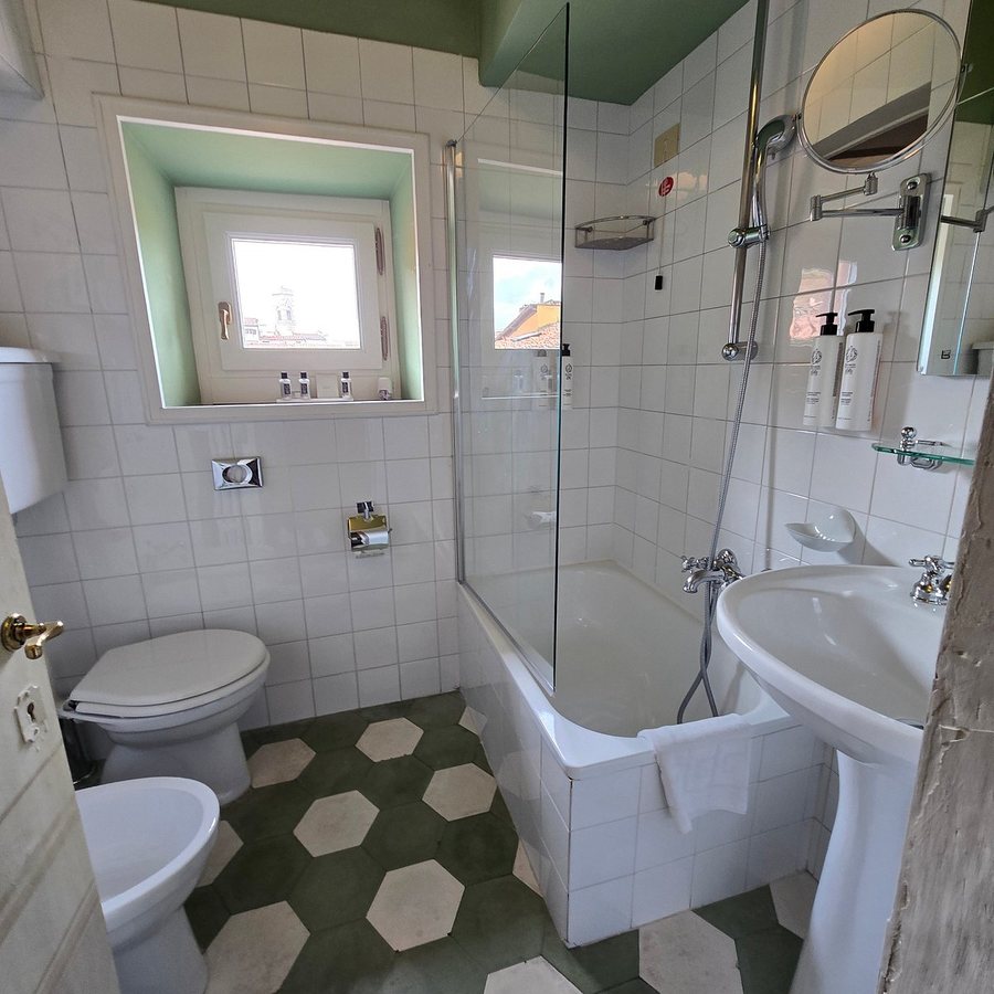 Loggia Fiorentina — Bathroom