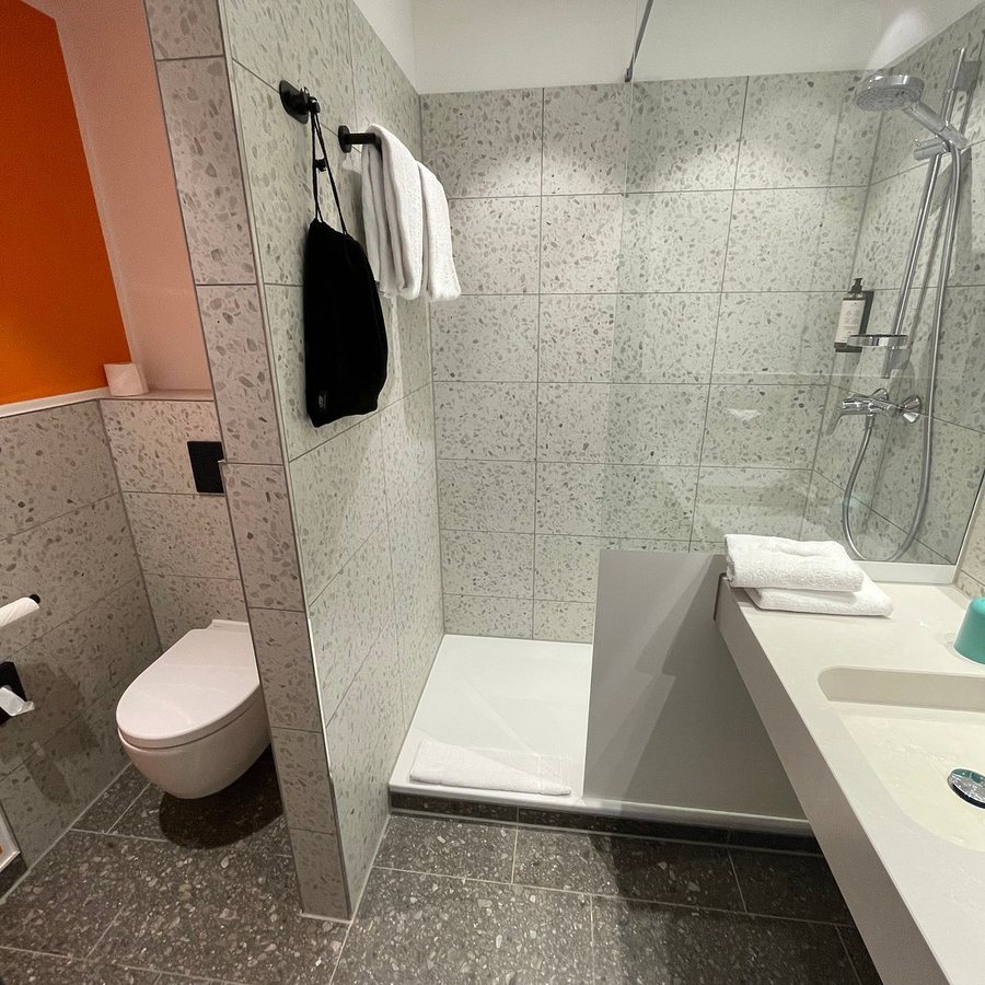 LOGINN Hotel Berlin Airport — Bathroom