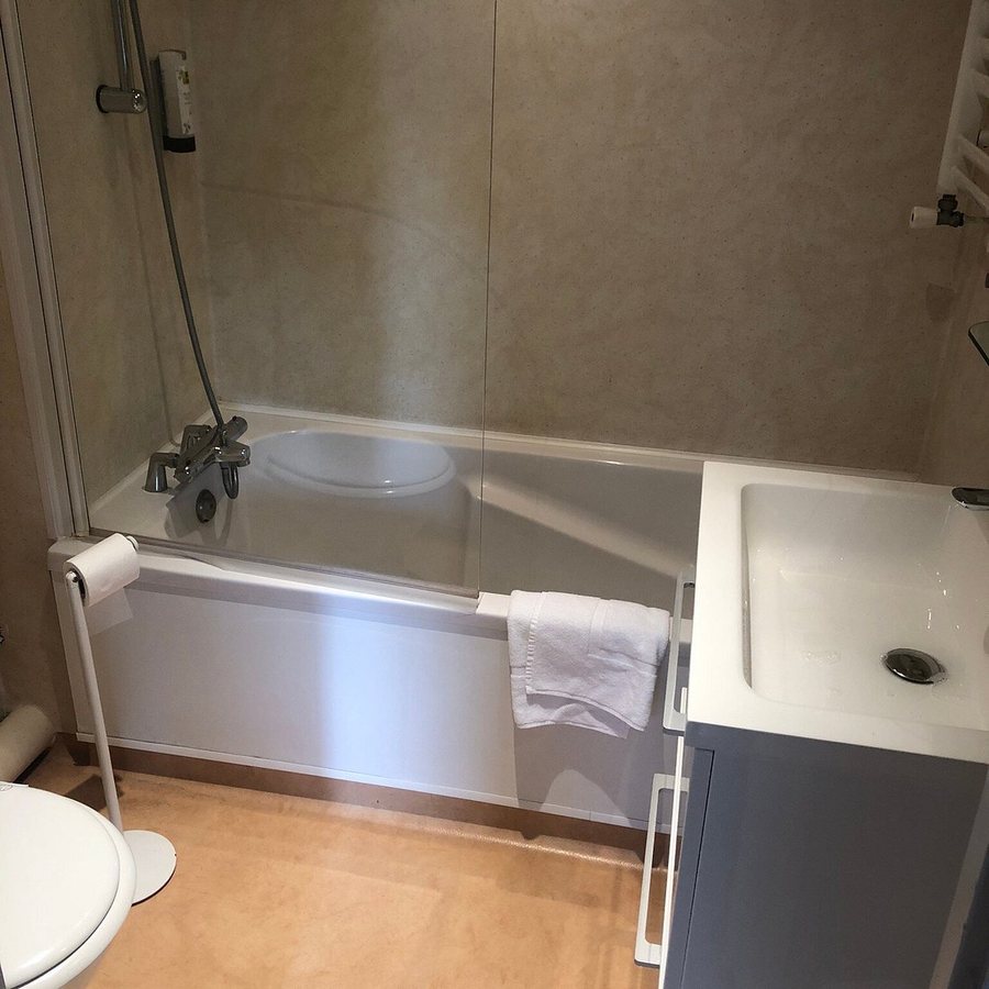 Logis Auberge de Launay — Bathroom