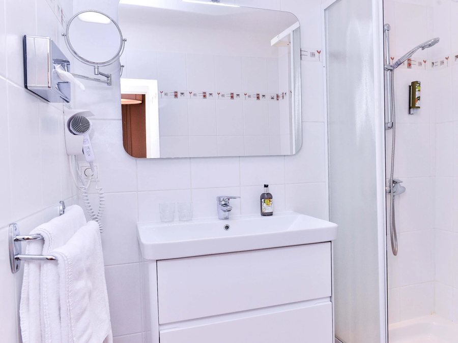 Logis Hotel Au Chene Vert — Bathroom