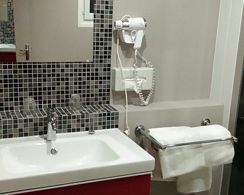 Logis Hotel Central Hotel Spa — Bathroom