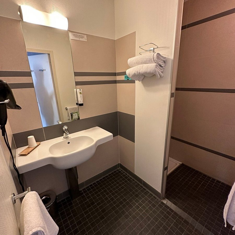 Logis Hotel de France — Bathroom