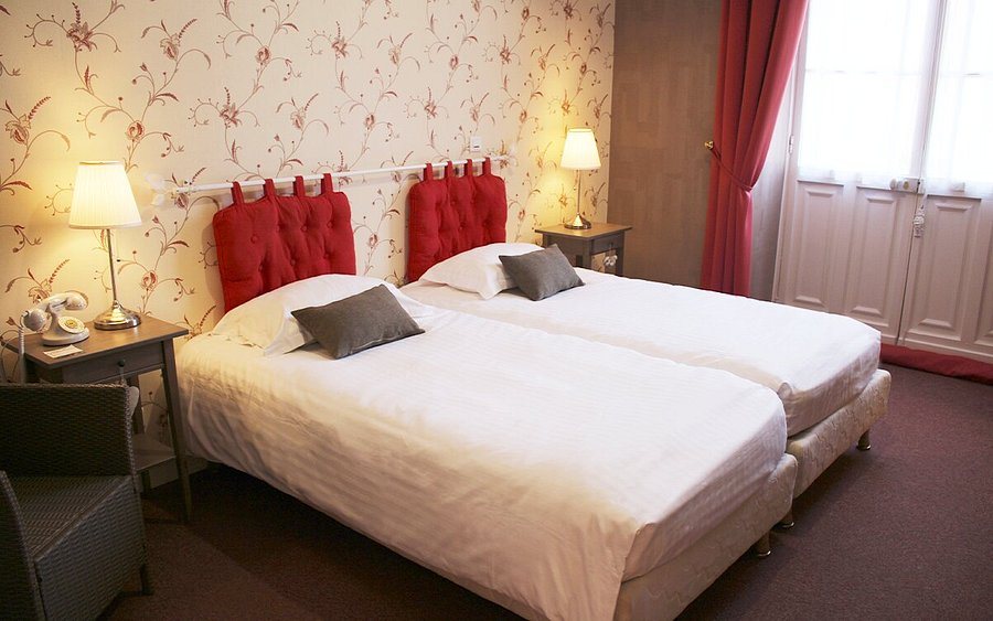 Logis Hotel de France — Guest room