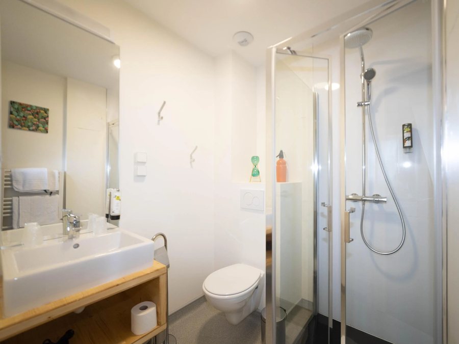 Logis Hotel de la Poste — Bathroom