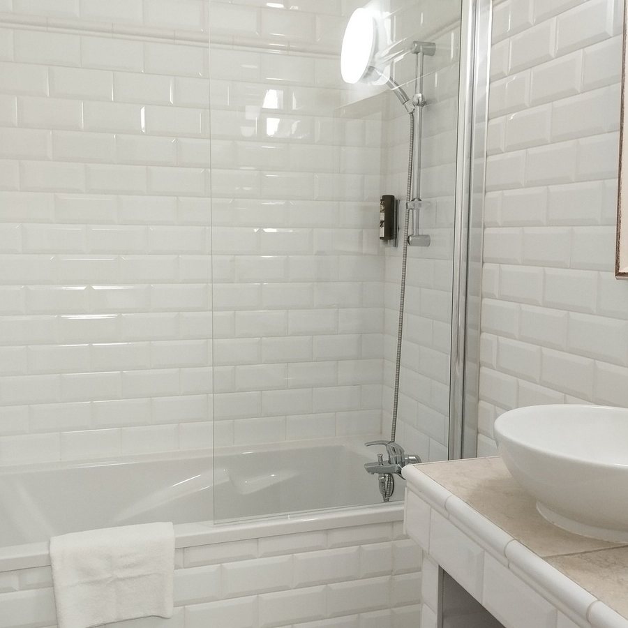 Logis Hotel des Chateaux — Bathroom