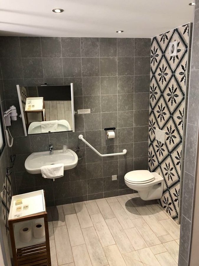 Logis Hotel Grangier — Bathroom