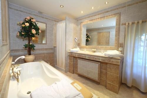 Logis Hotel l Enclos des Lauriers Roses Rest l Enclos des Saveurs — Bathroom