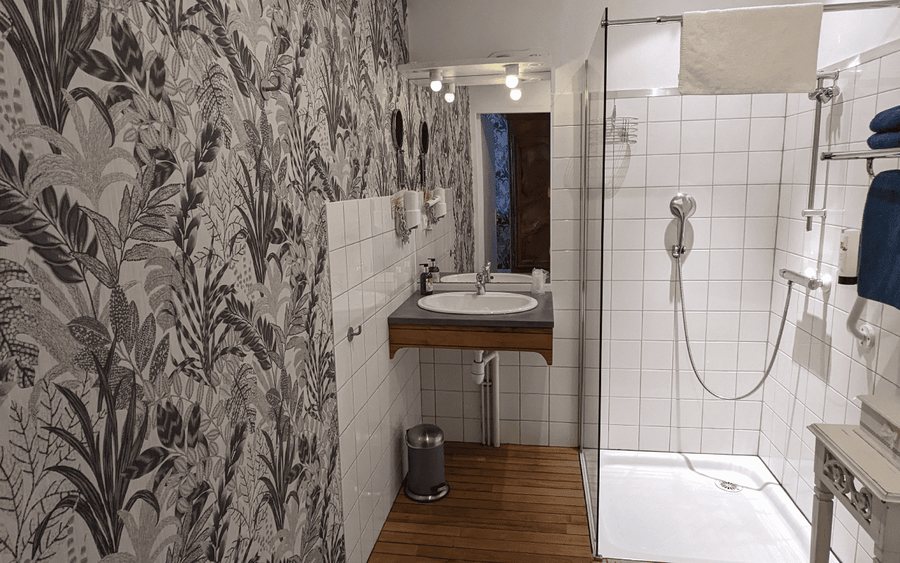 Logis Hotel la Tourelle du Beffroi — Bathroom