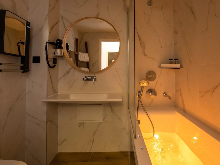 Logis Hotel le Castel Fleuri — Bathroom