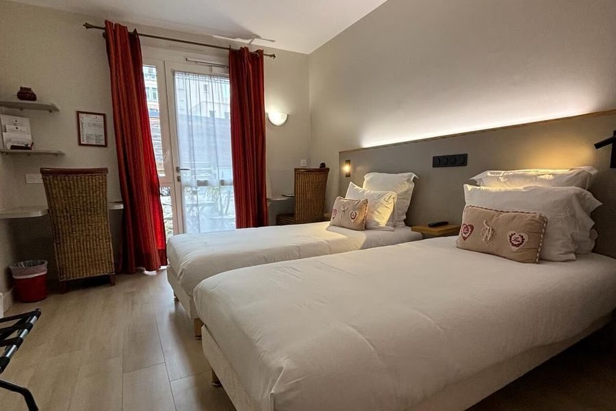 Logis Hotel le Castel Fleuri — Guest room