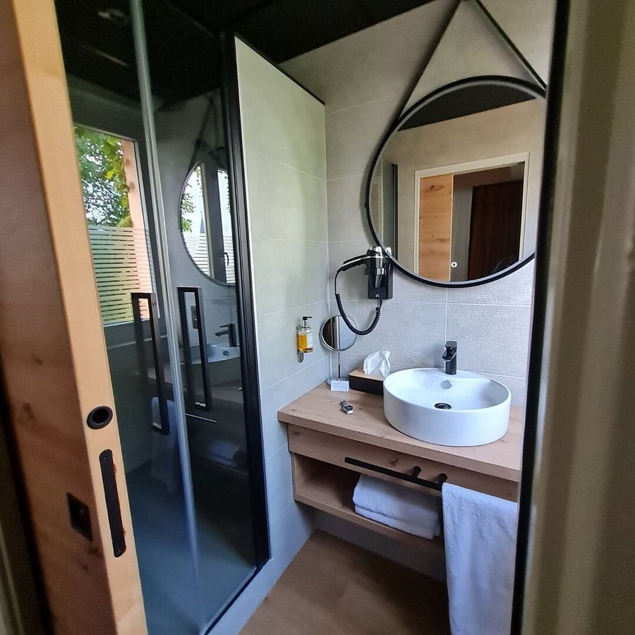 Logis Hotel le Cheval Blanc — Bathroom