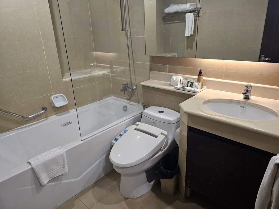 Lohas Residences Sukhumvit Hotel — Bathroom