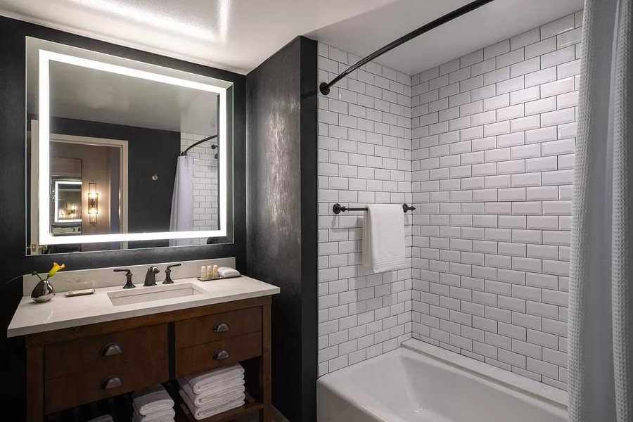Lokal Hotel Old City — Bathroom