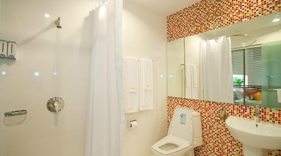 Lokal Hotel Phuket — Bathroom
