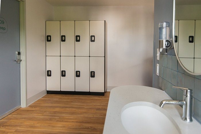 Lolo Pass — Bathroom