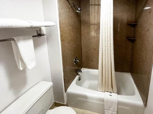 Lombard Plaza Motel — Bathroom