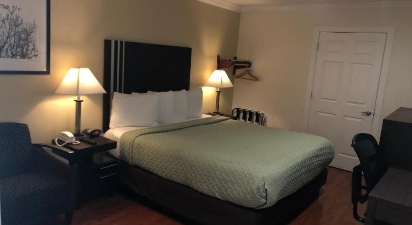 Lombard Plaza Motel — Guest room