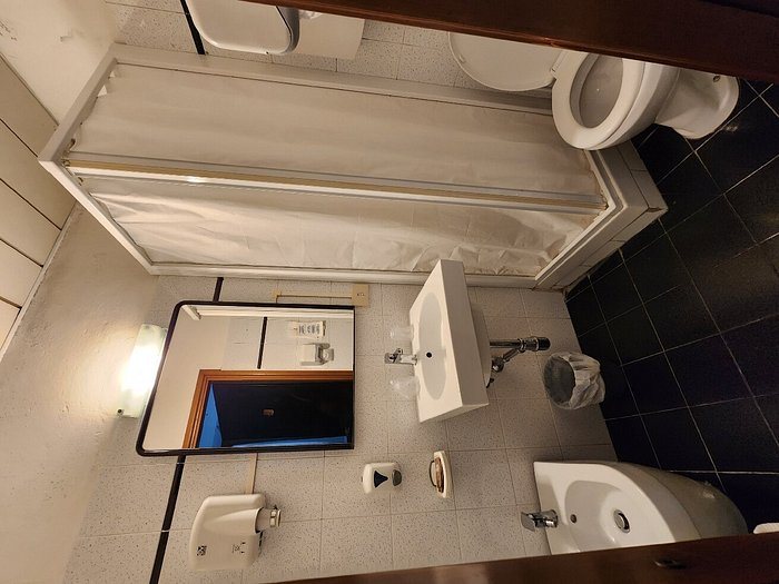 Lombardi Hotel — Bathroom