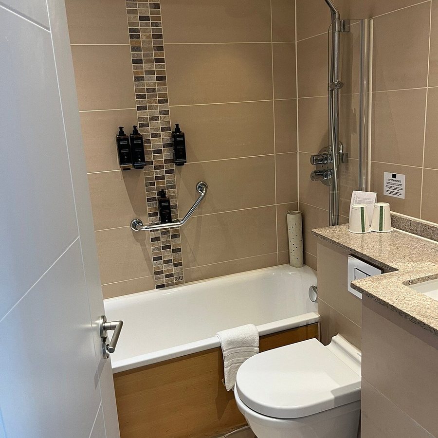 London Bloomsbury Square Hotel — Bathroom