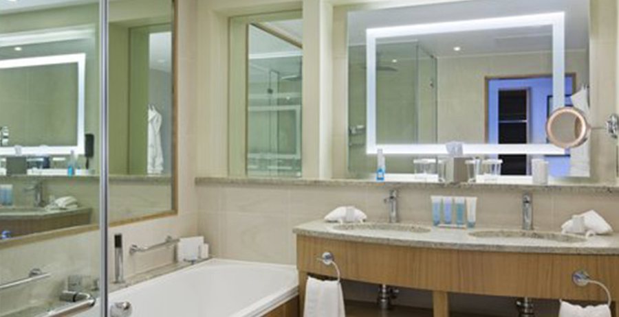 London Hilton on Park Lane — Bathroom