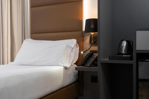 London Hotel — Guest room