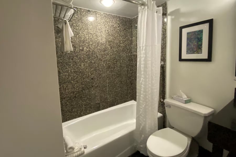 London Lodge Motel — Bathroom
