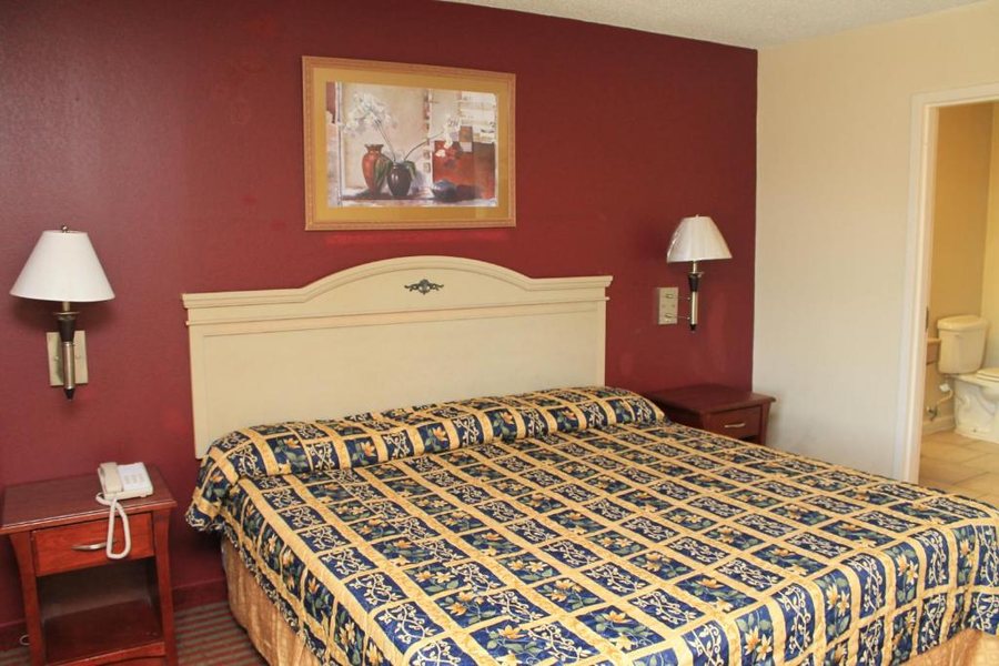 London Lodge Motel — Guest room