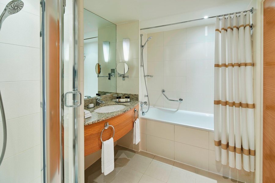 London Marriott Hotel Canary Wharf — Bathroom