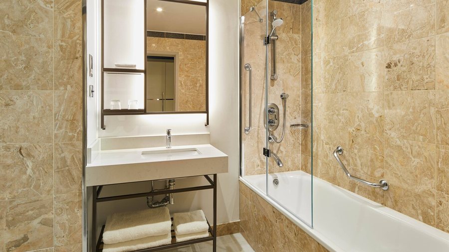 London Marriott Hotel Grosvenor Square — Bathroom