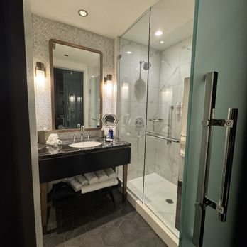 LondonHouse Chicago Curio Collection by Hilton Chicago Illinois — Bathroom