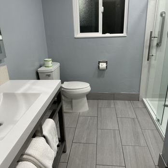 Lone Oak Lodge — Bathroom