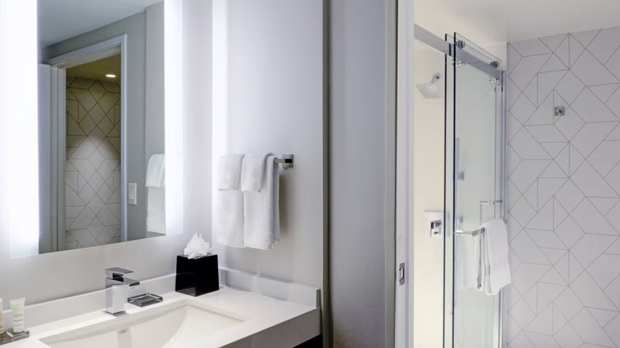 Long Beach Motor Inn — Bathroom