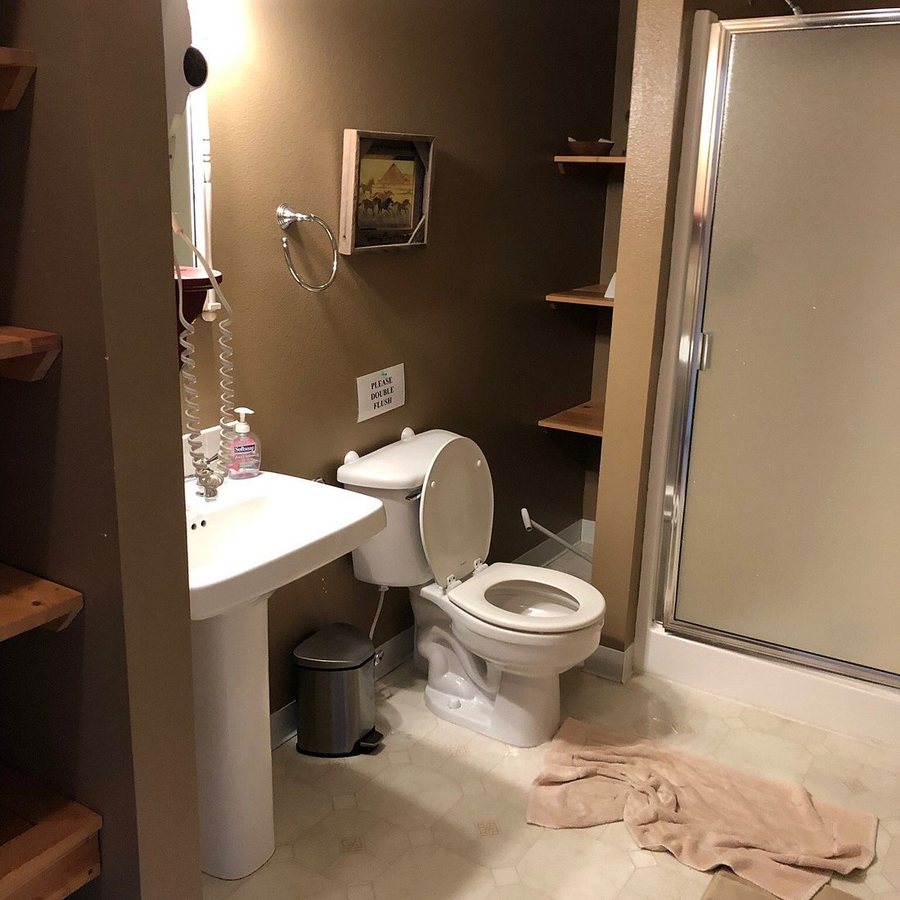 Long Hollow Ranch — Bathroom
