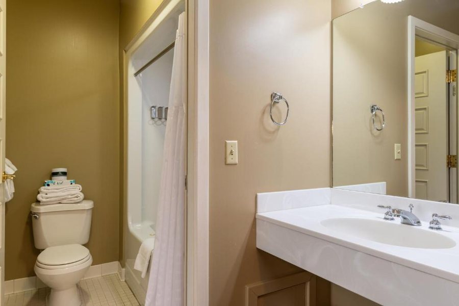 Long House Bethel Hotel — Bathroom